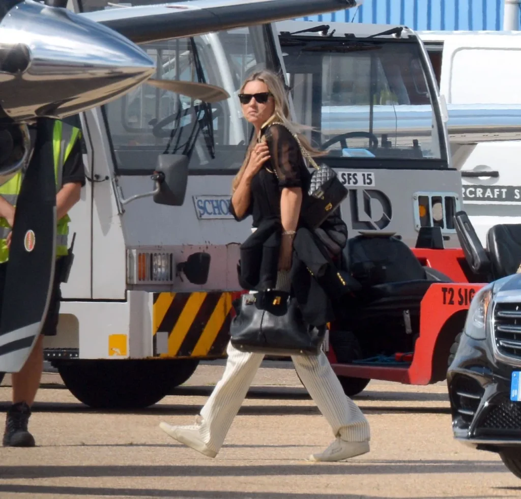 kate-moss-boarding-a-private-jet-at-luton-airport-transfers-london-