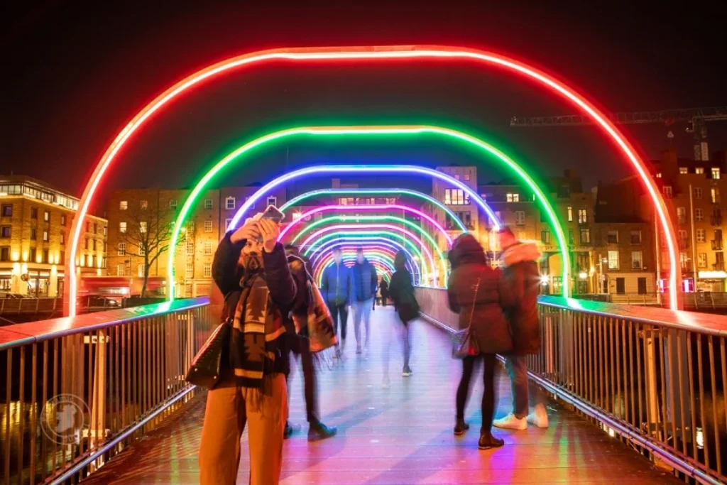 unique-things-to-do-in-london-disco-on-the-millennium-bridge
