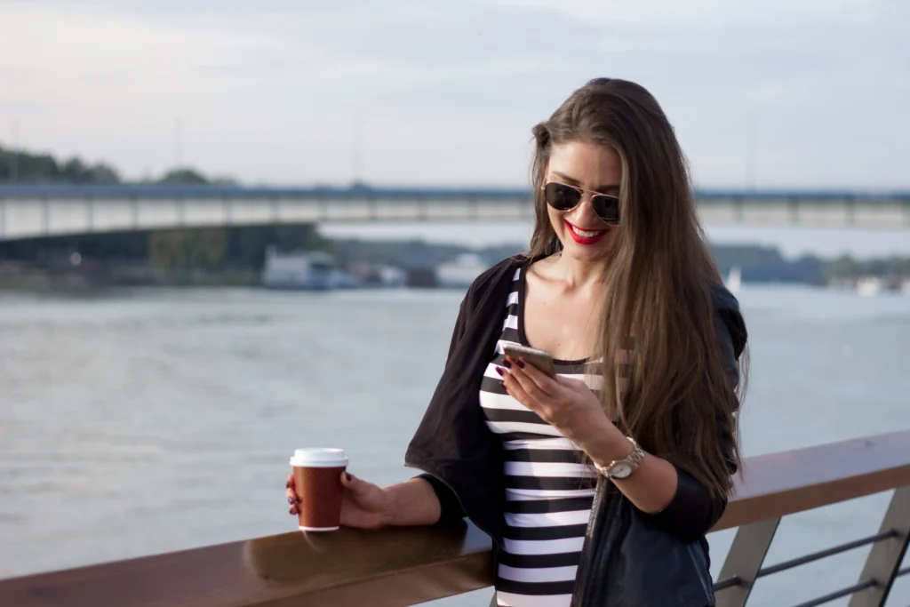 coffee-at-thames-river-cruise