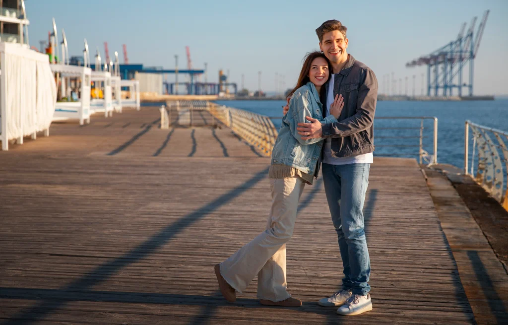 couple-visiting-thames-river-cruise