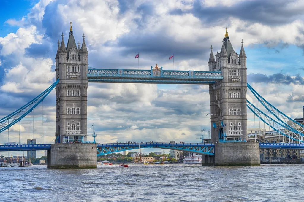 hop-on-hop-off-london-tower-bridge