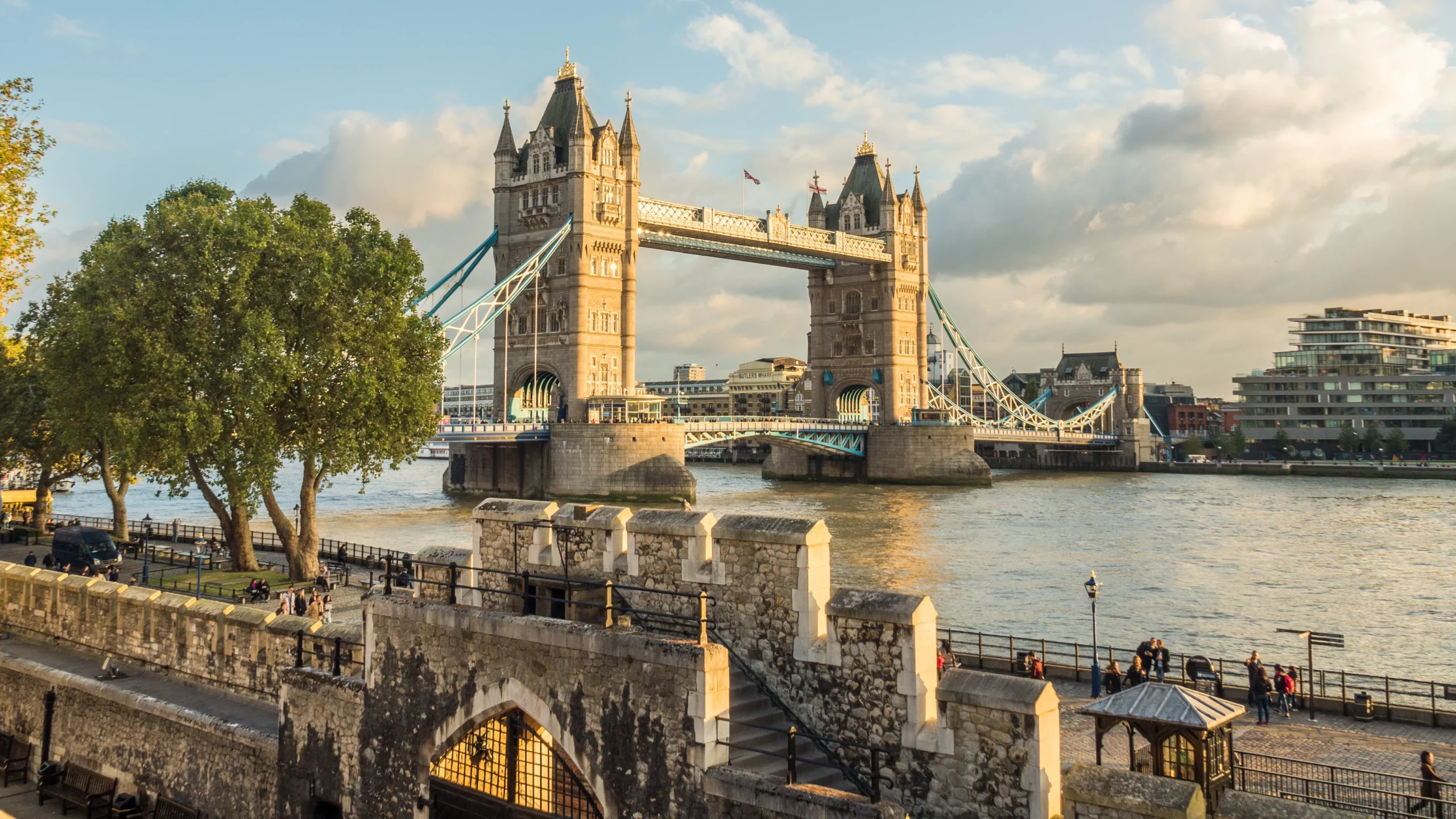 Le Tower Bridge de Londres au-dessus de la Tamise