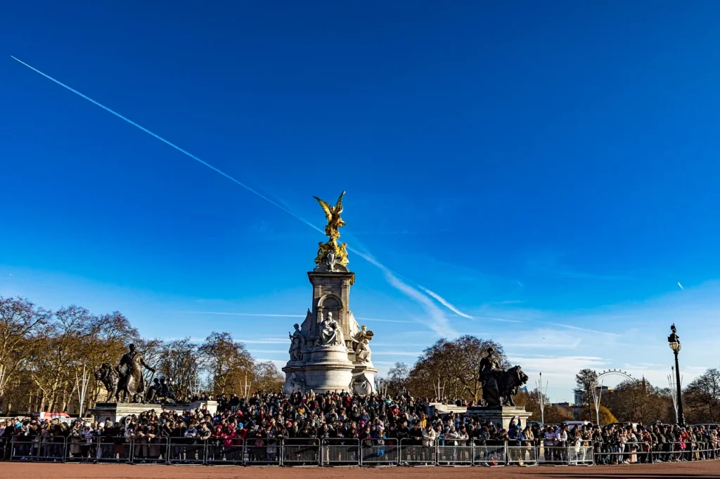 when-you-visit-buckingham-palace