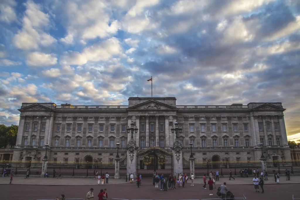 when-you-visit-buckingham-palace