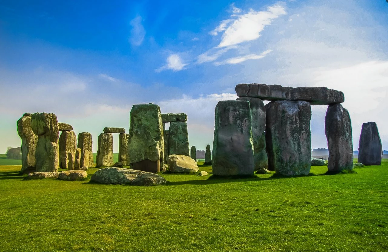 Um castelo inglês clássico e o campo numa viagem de um dia saindo de Londres