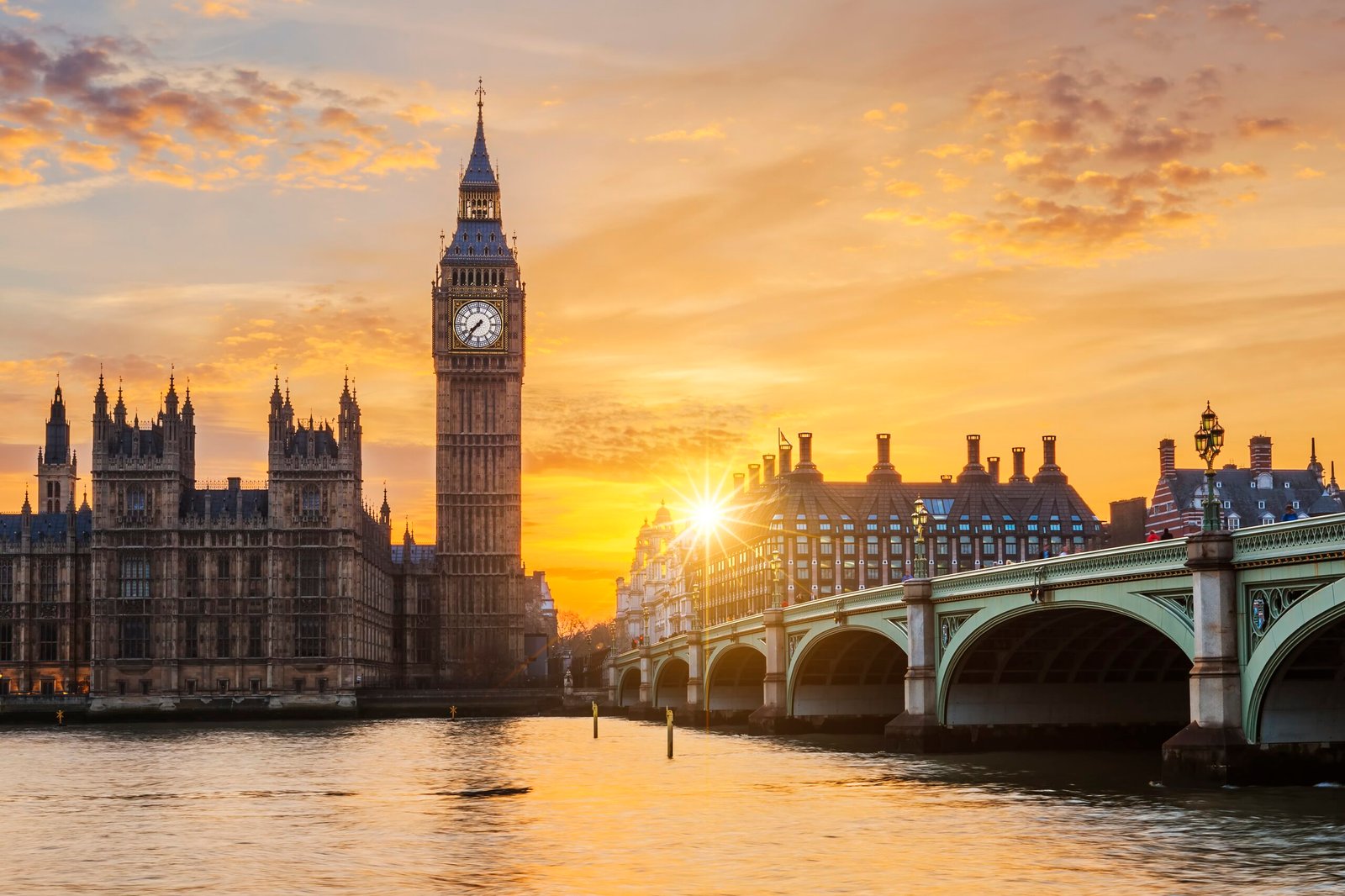 Il Big Ben e lo skyline di Londra lungo il Tamigi