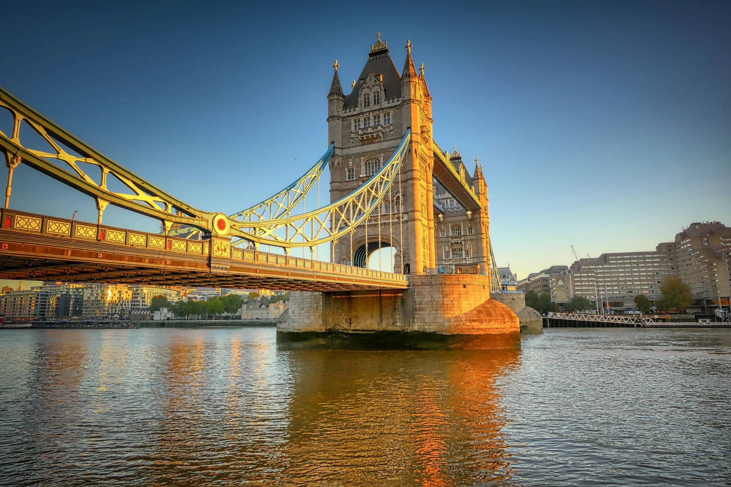 Luftaufnahme der Stadtviertel im Zentrum von London an der Themse
