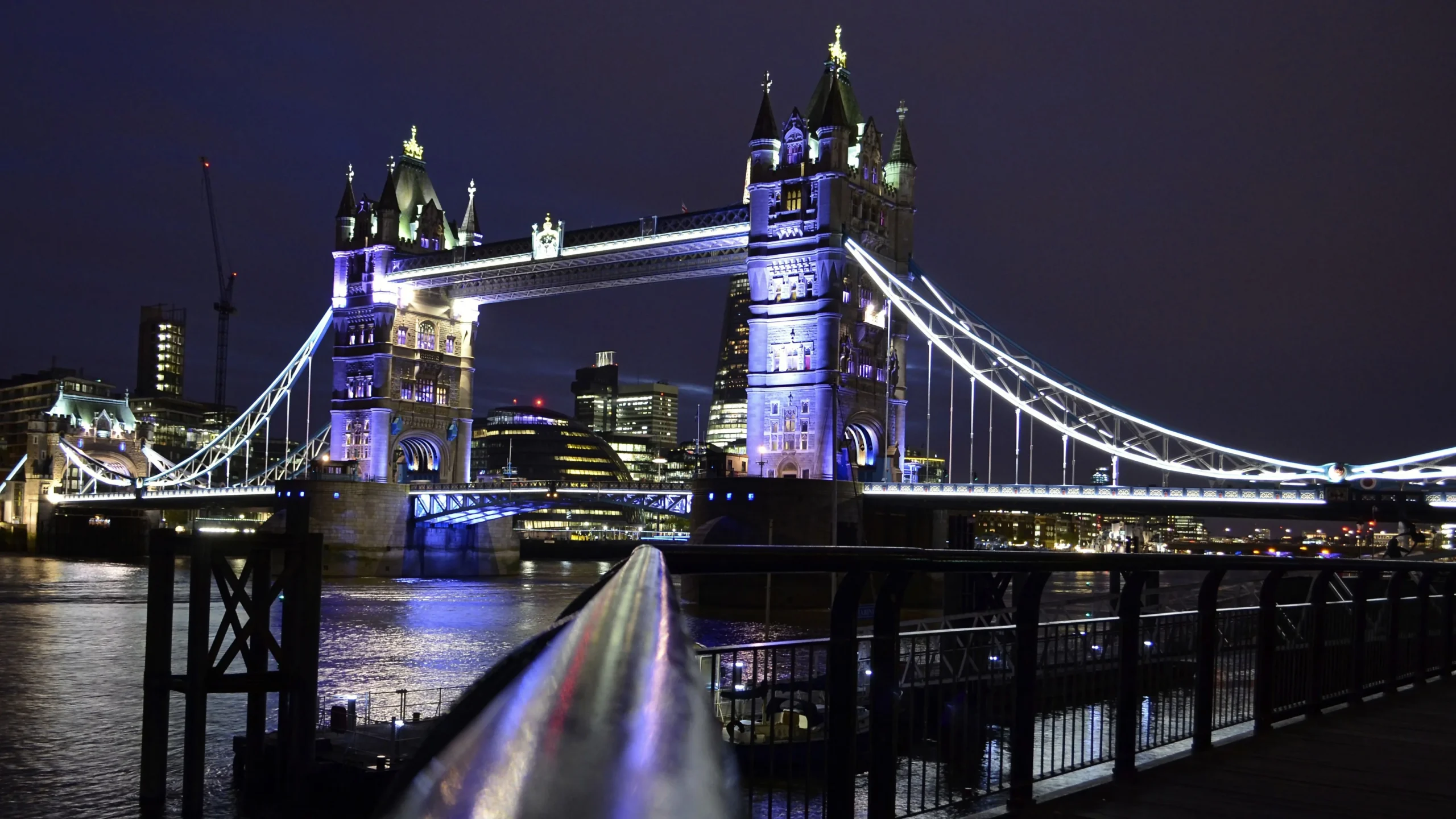 Luftaufnahme der Stadtviertel im Zentrum von London an der Themse