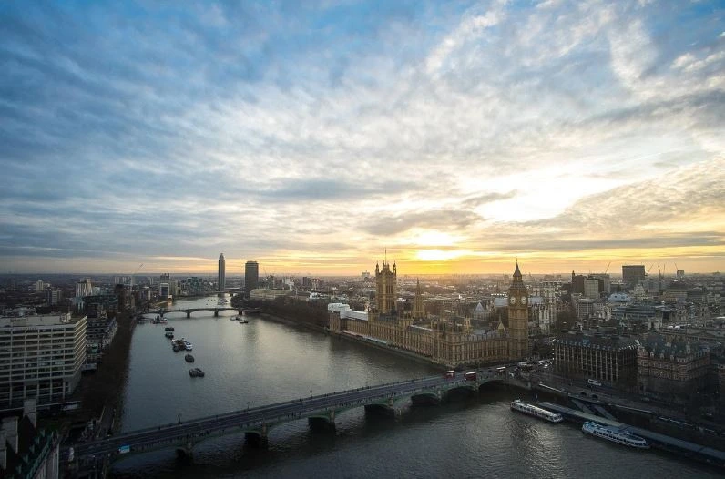 O Big Ben e o horizonte de Londres às margens do rio Tâmisa