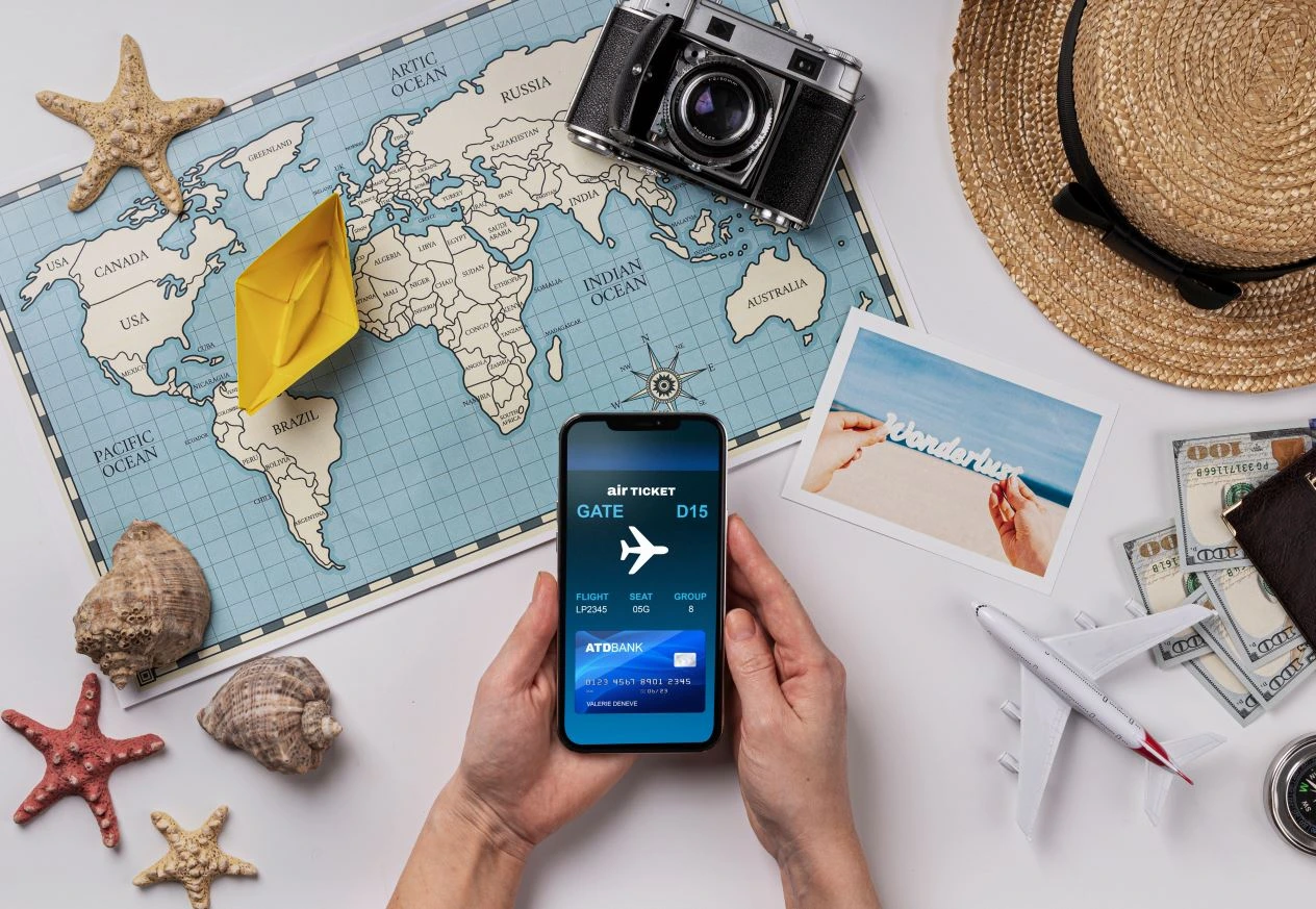 Um passaporte brasileiro e um celular com a solicitação do ETA do Reino Unido