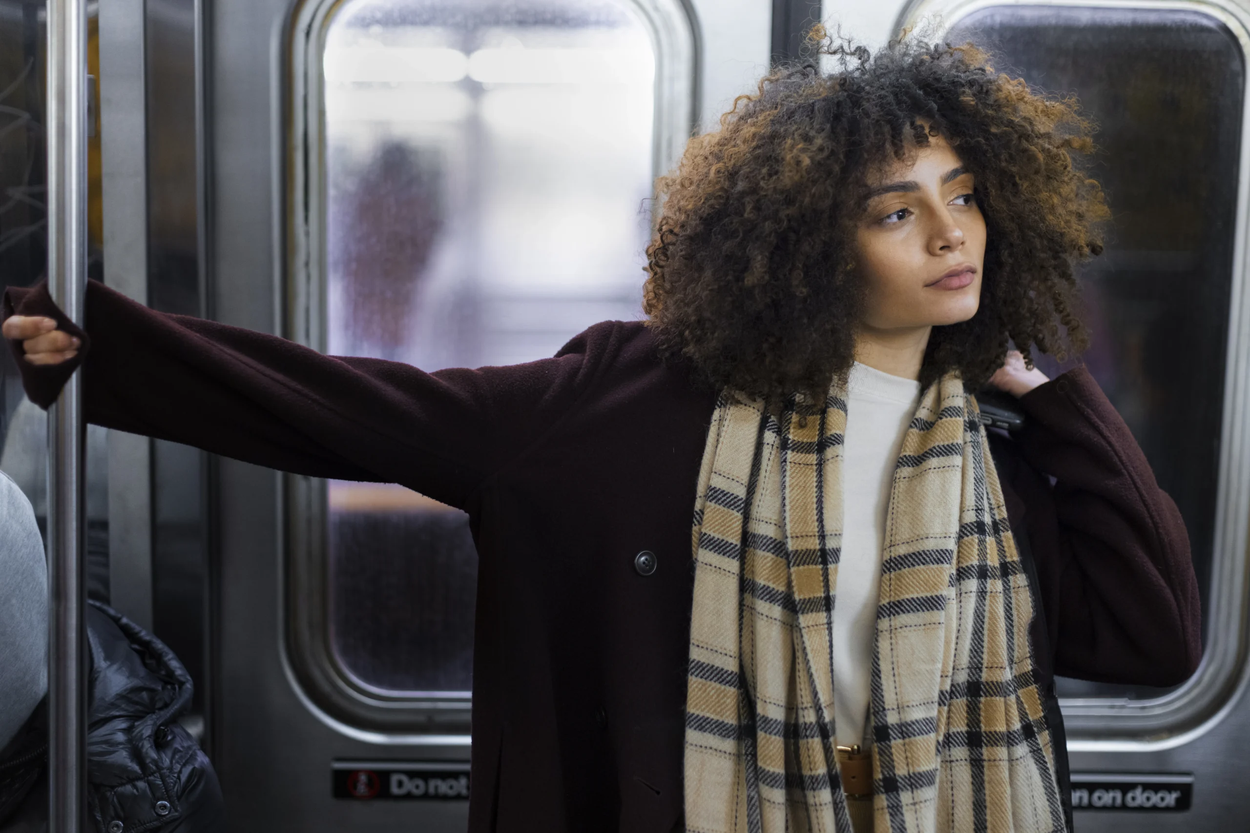 Um trem roxo da Elizabeth line numa plataforma de Londres