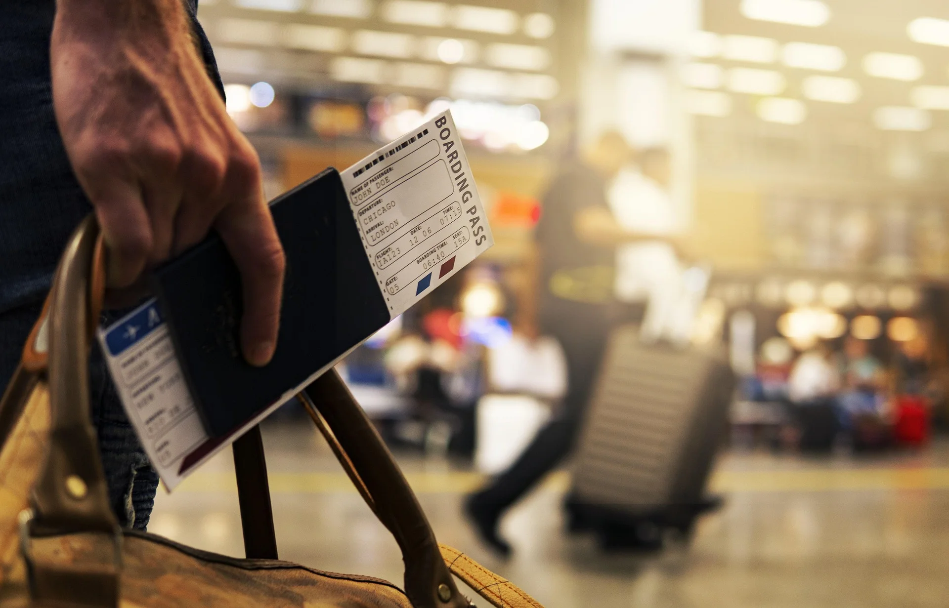 Un viaggiatore controlla i documenti prima di un volo per Londra