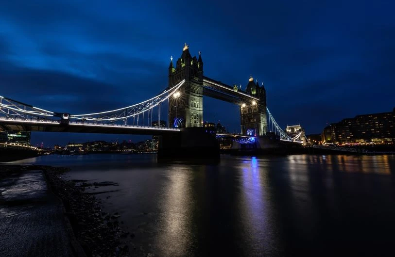 O Tower Bridge sobre o rio Tâmisa em Londres