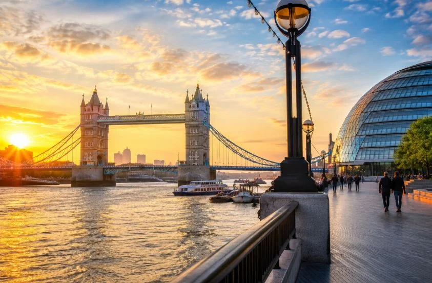 El Tower Bridge sobre el río Támesis en Londres