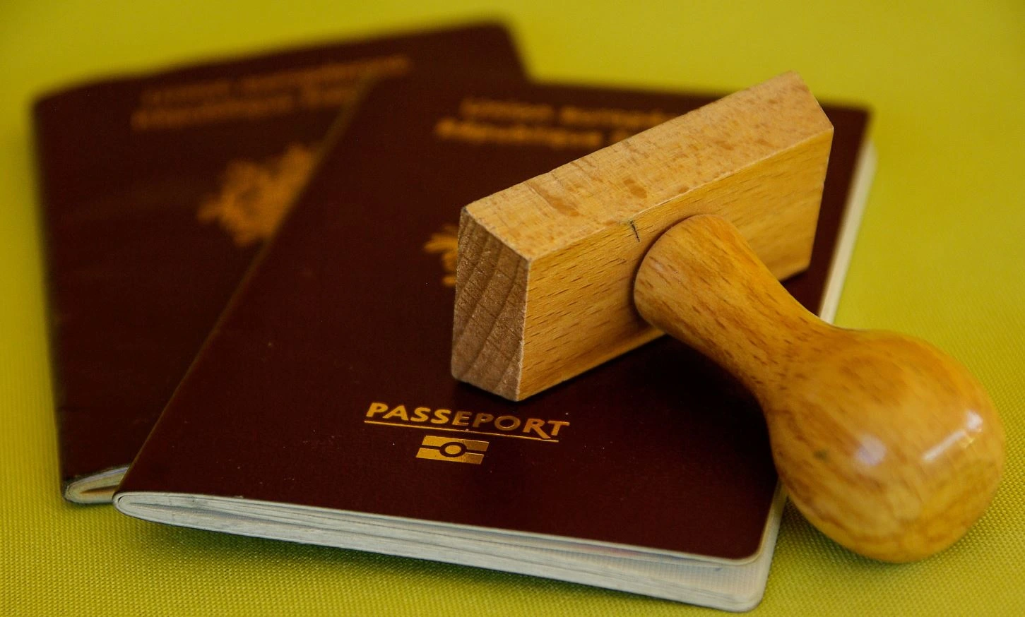 Passaportes do Brasil e de Portugal prontos para uma viagem a Londres