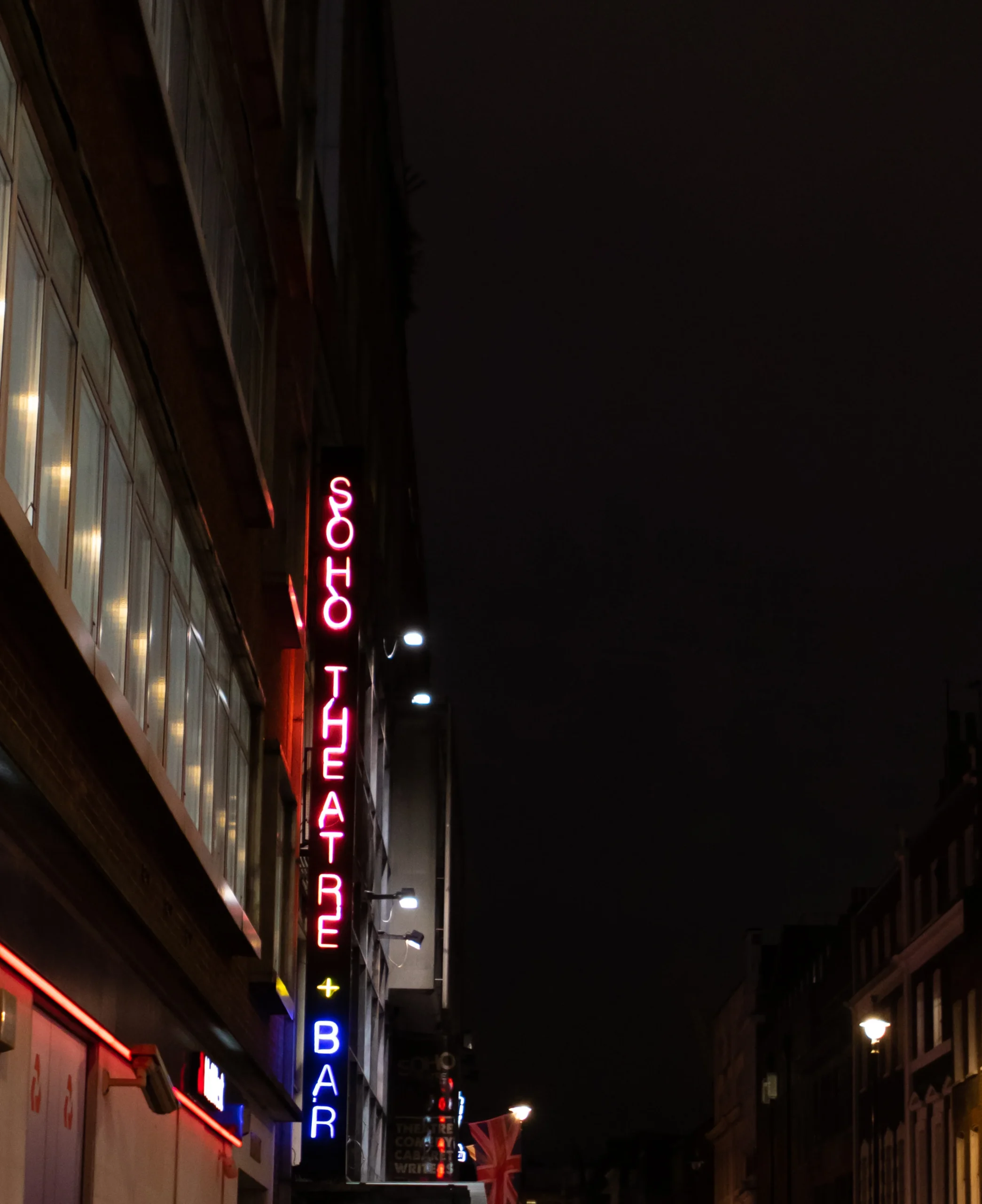 Le vie illuminate di Soho di notte nel West End di Londra