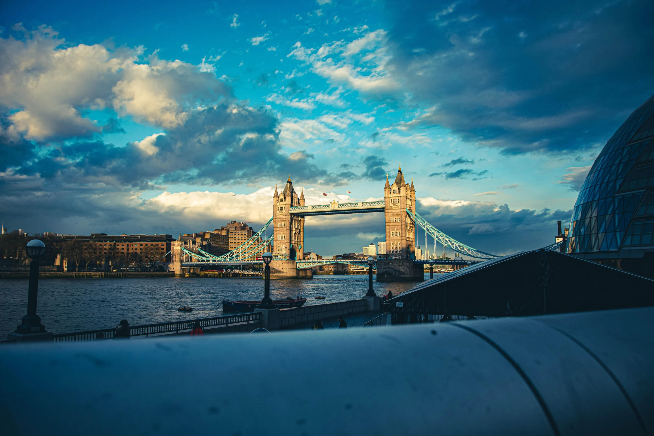 Un monumento di Londra con un passaporto, pronti per un viaggio nel Regno Unito