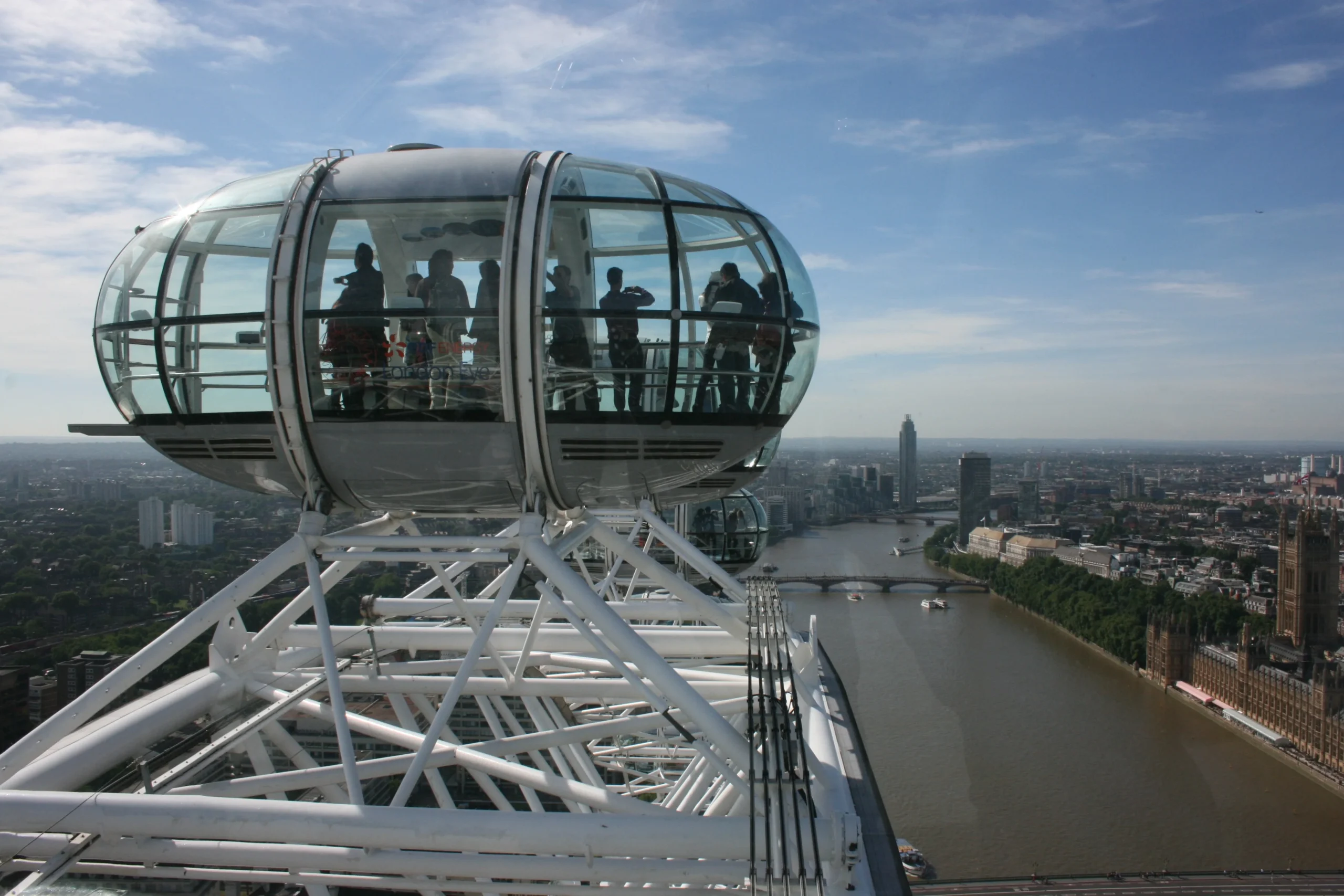 A Torre de Londres à beira do rio Tâmisa