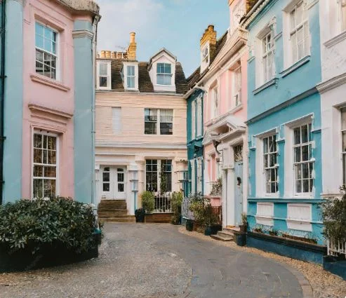 Pastellfarbene Häuser in einer Straße von Notting Hill, London