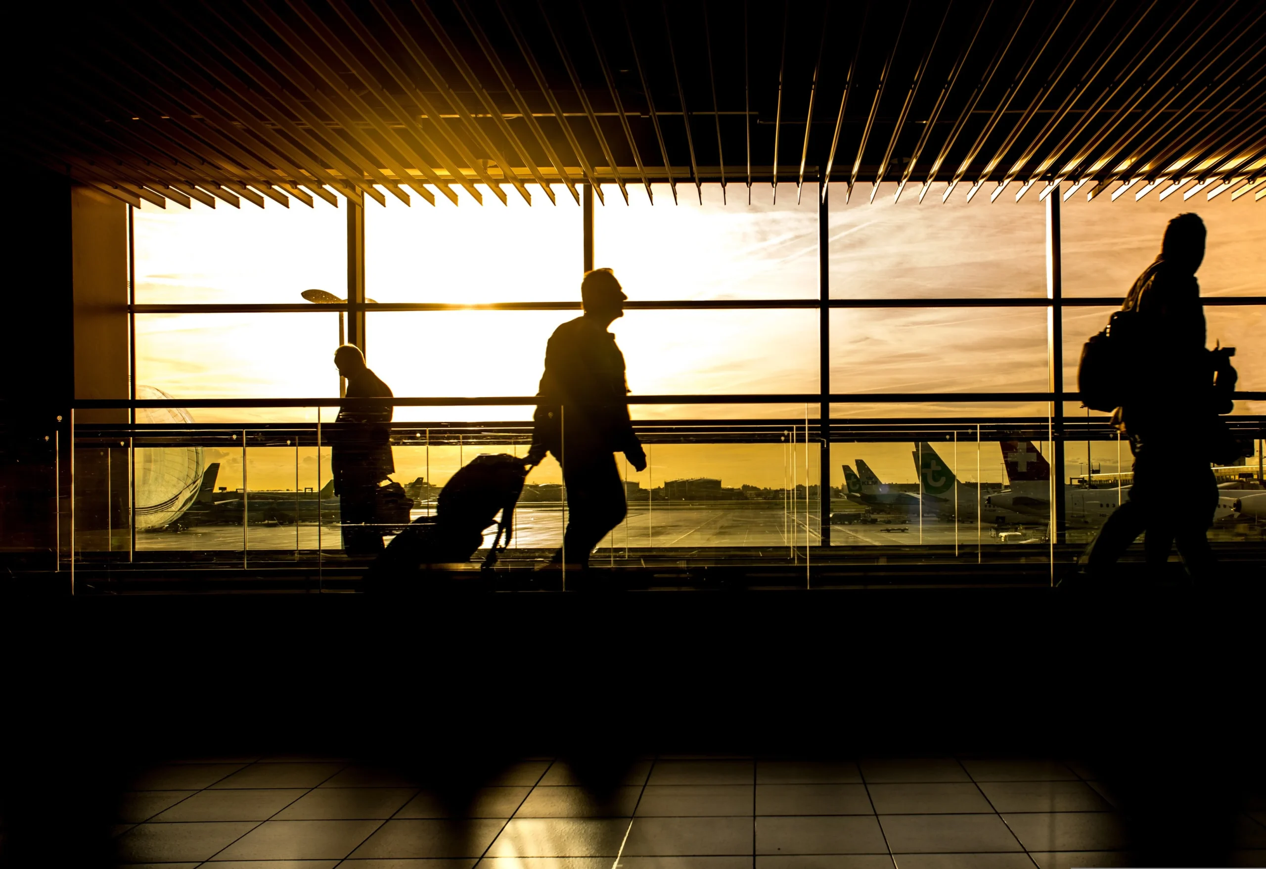 Passeggeri in aeroporto in partenza per Londra