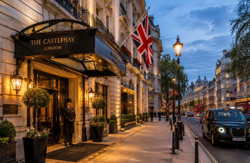 Una calle clásica de Londres con hoteles cerca de los principales lugares