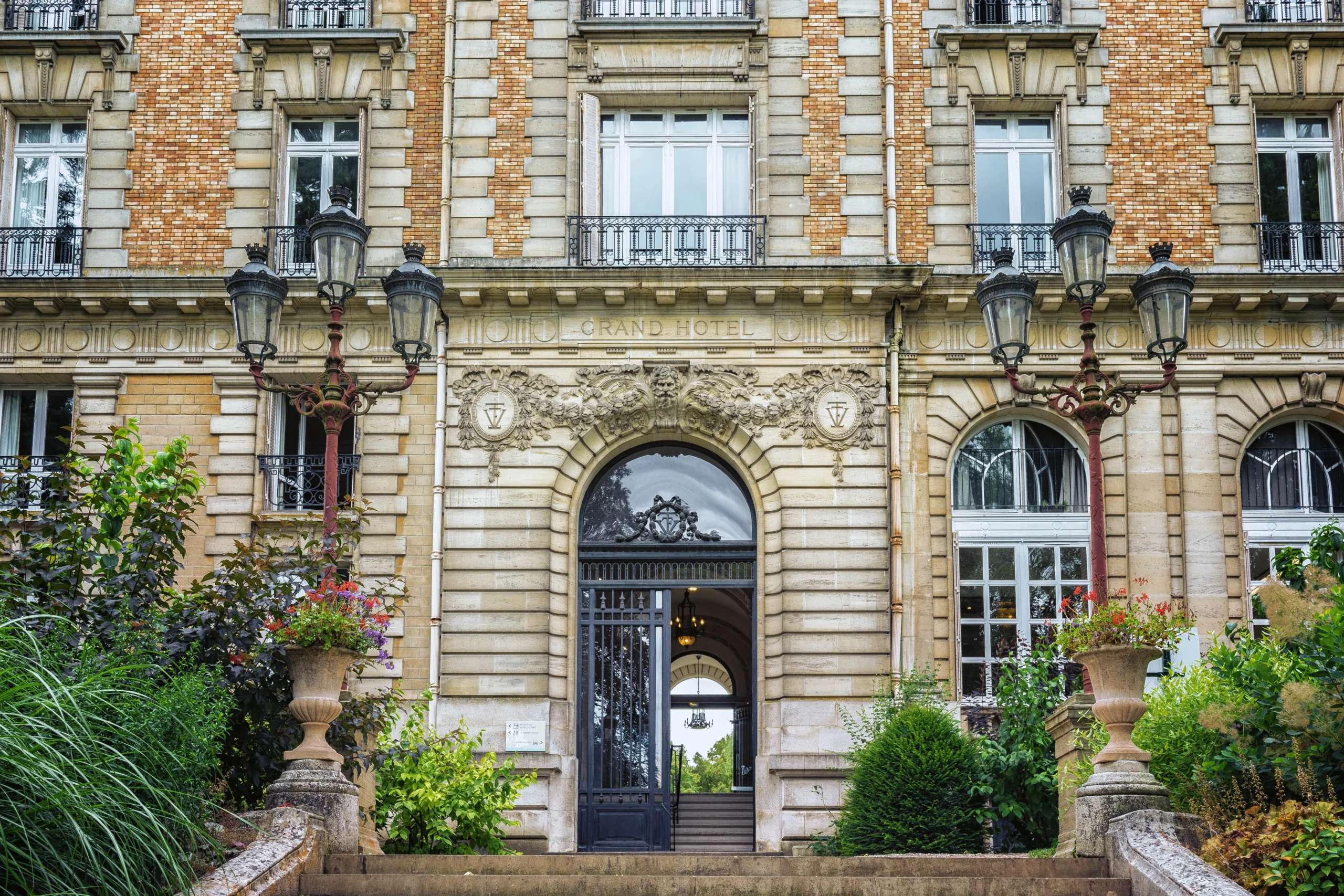 Una via classica di Londra con hotel vicino ai luoghi principali