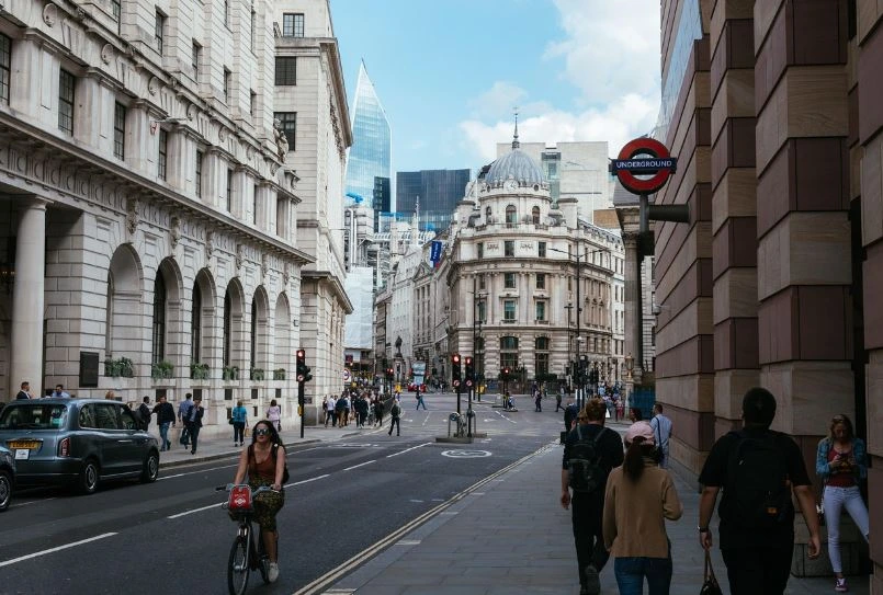 Uma rua clássica de Londres com hotéis perto dos principais pontos