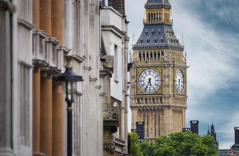 Um ponto turístico de Londres com um passaporte, pronto para uma viagem ao Reino Unido